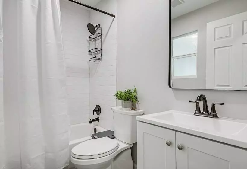 Lovely Brenham Home   Walk To Blinn & Downtown!