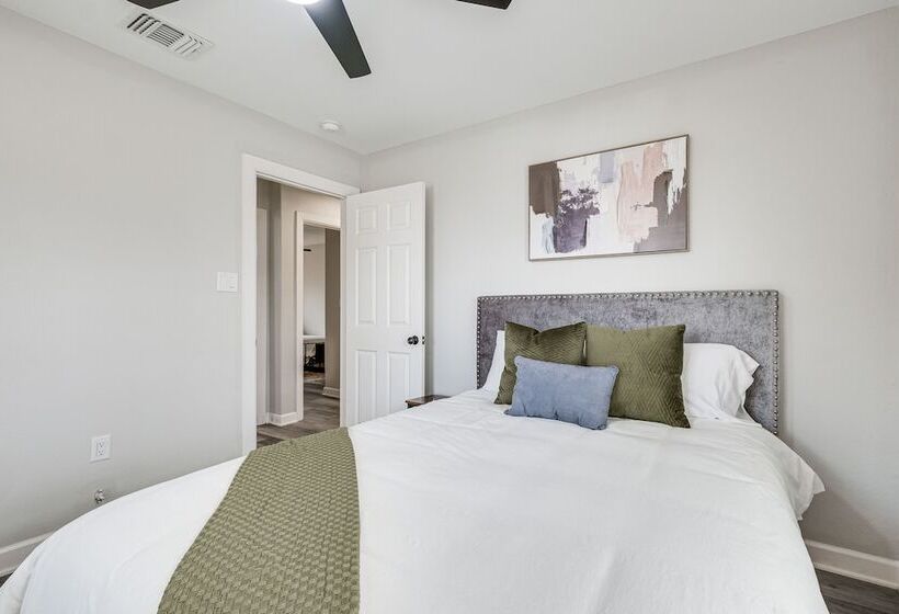 Lovely Brenham Home Walk To Blinn & Downtown!