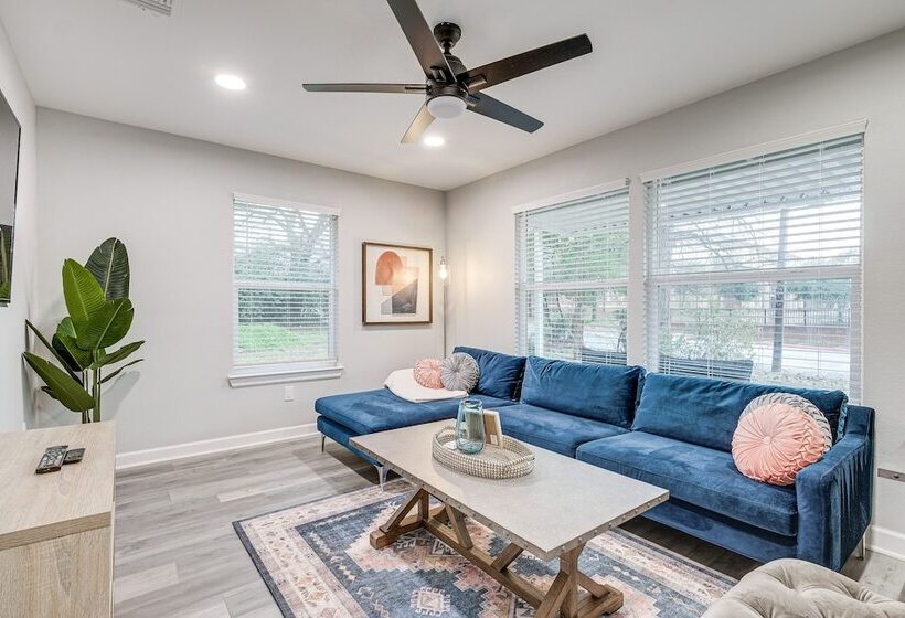 Lovely Brenham Home Walk To Blinn & Downtown!