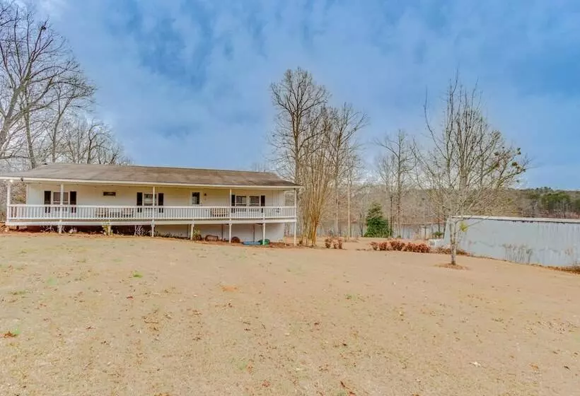 14 Mi To Uga: Quiet Lakefront Getaway W/ Porch!