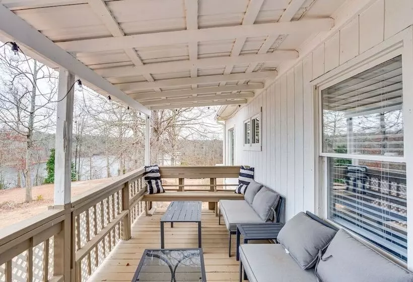 14 Mi To Uga: Quiet Lakefront Getaway W/ Porch!