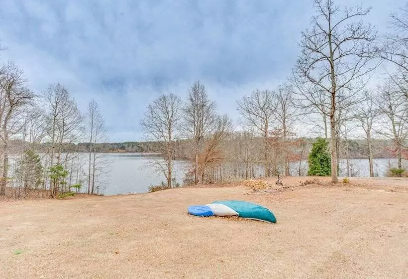 14 Mi To Uga: Quiet Lakefront Getaway W/ Porch!