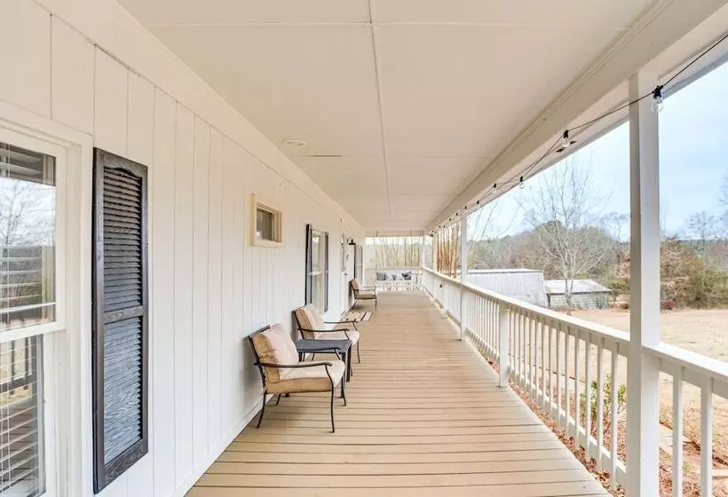 14 Mi To Uga: Quiet Lakefront Getaway W/ Porch!