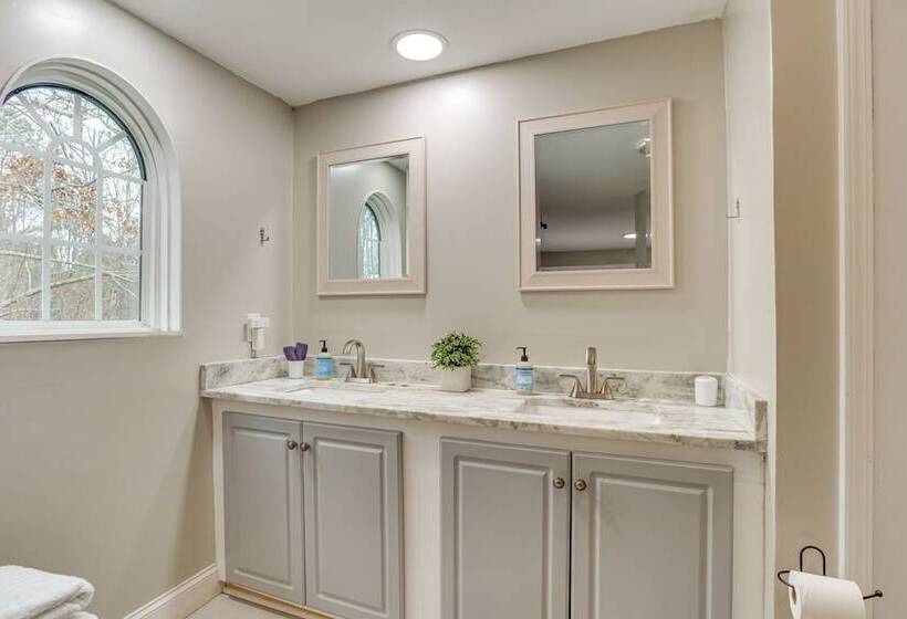 14 Mi To Uga: Quiet Lakefront Getaway W/ Porch!