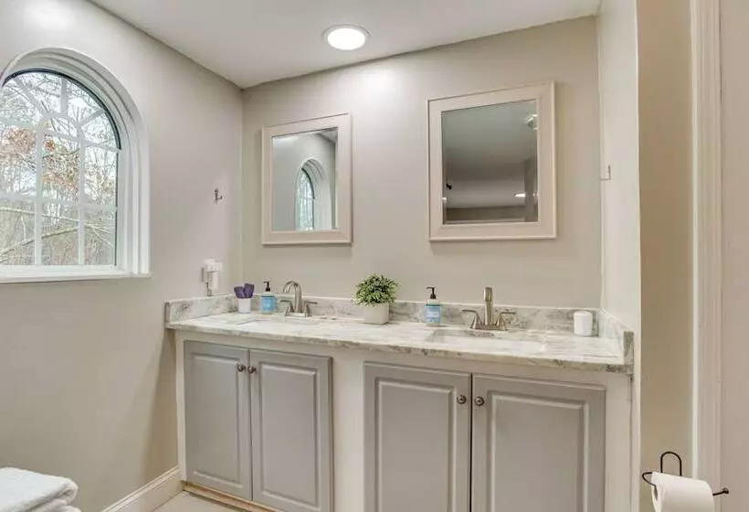 14 Mi To Uga: Quiet Lakefront Getaway W/ Porch!