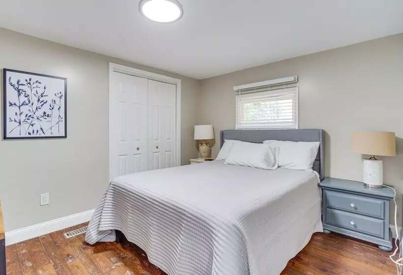 14 Mi To Uga: Quiet Lakefront Getaway W/ Porch!