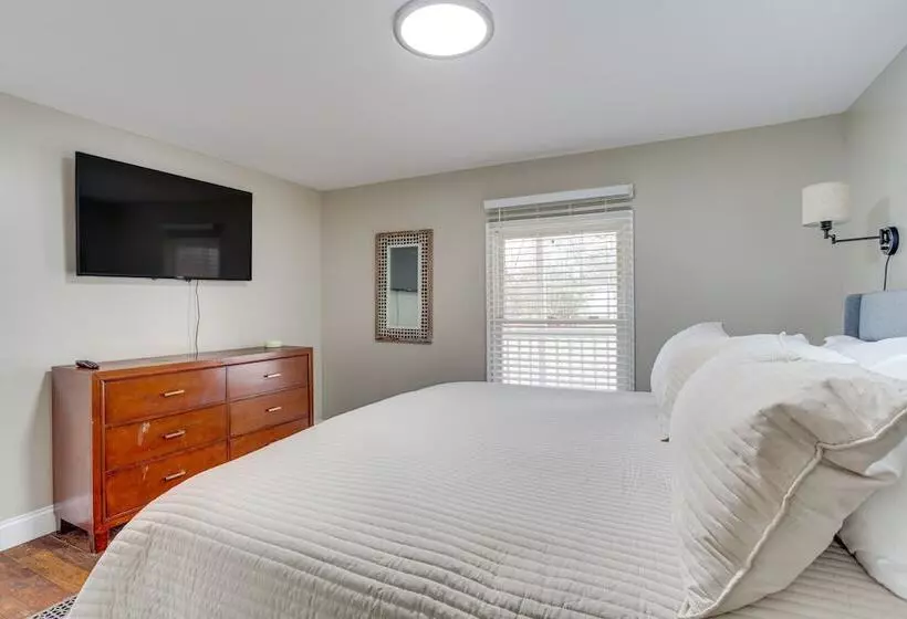 14 Mi To Uga: Quiet Lakefront Getaway W/ Porch!