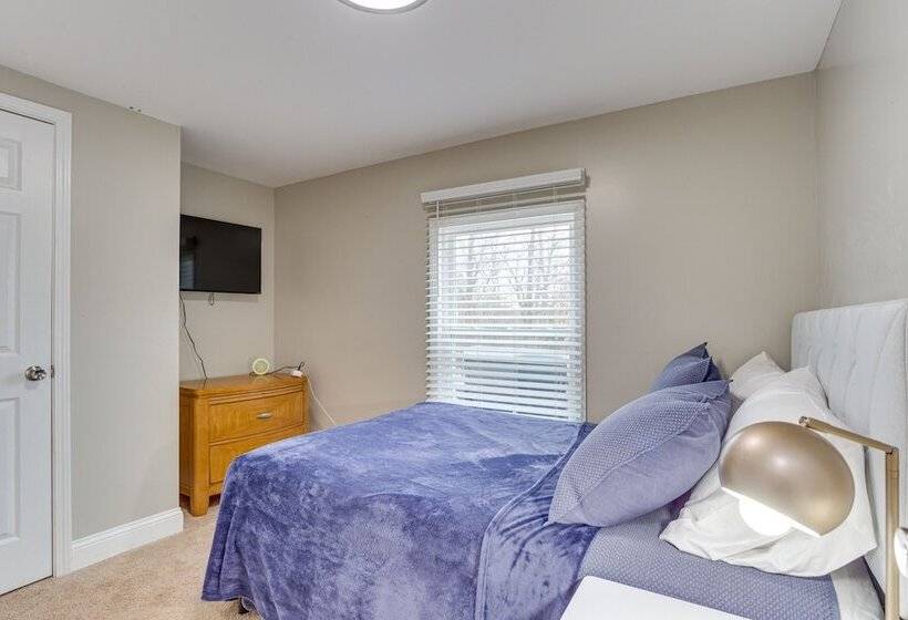 14 Mi To Uga: Quiet Lakefront Getaway W/ Porch!