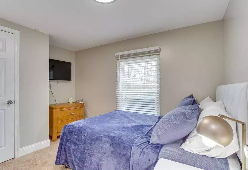 14 Mi To Uga: Quiet Lakefront Getaway W/ Porch!