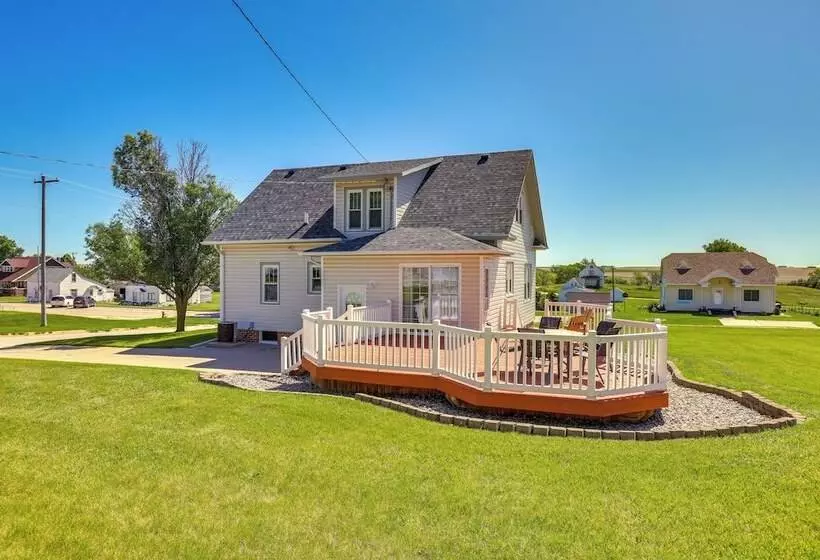 Quaint Howells Retreat   Steps From Main Street!