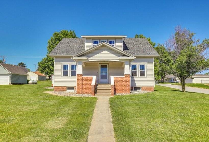 Quaint Howells Retreat Steps From Main Street!