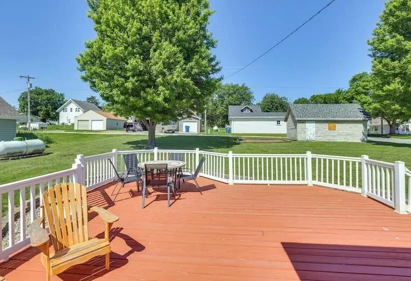 Quaint Howells Retreat   Steps From Main Street!