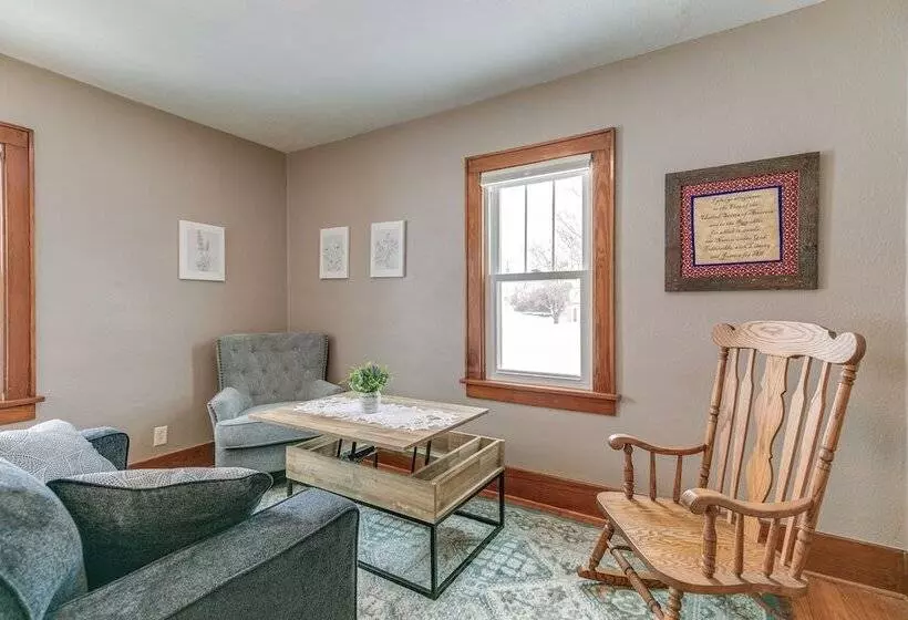 Quaint Howells Retreat   Steps From Main Street!