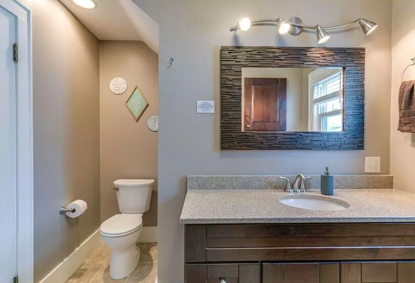 Quaint Howells Retreat   Steps From Main Street!