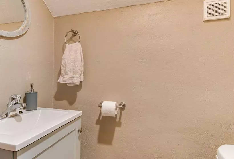 Quaint Howells Retreat   Steps From Main Street!