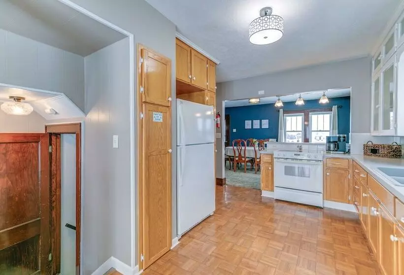 Quaint Howells Retreat   Steps From Main Street!