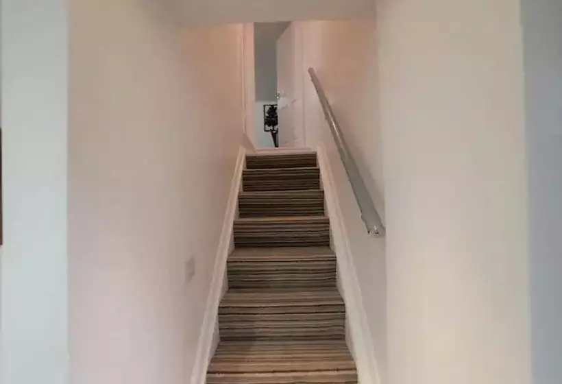 Residenssi 3 Bed House In Colchester With Parking And Wifi
