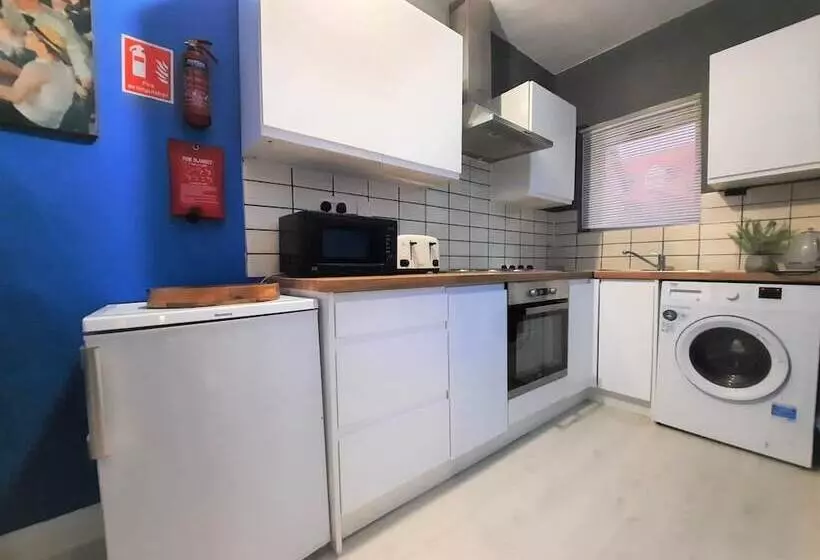 Residenssi 3 Bed House In Colchester With Parking And Wifi