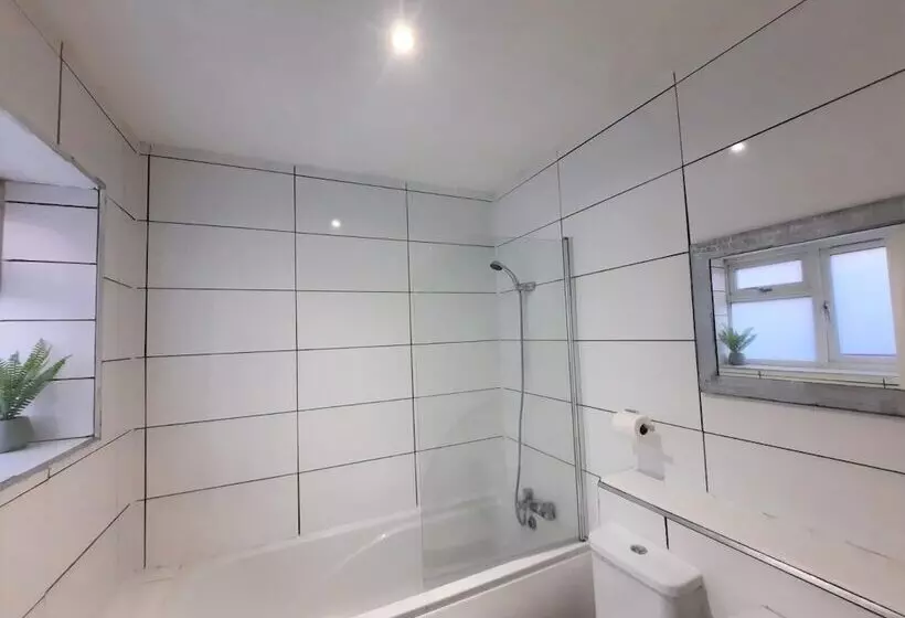 Residenssi 3 Bed House In Colchester With Parking And Wifi