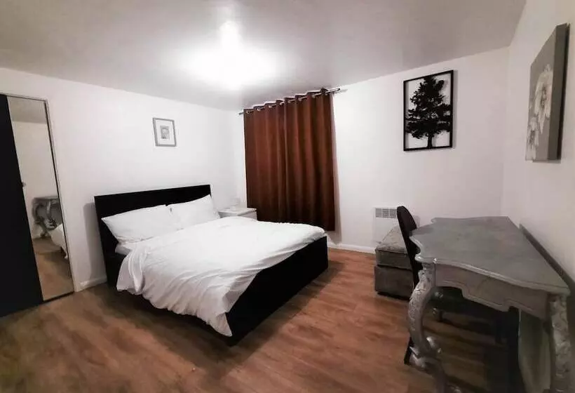 Residenssi 3 Bed House In Colchester With Parking And Wifi