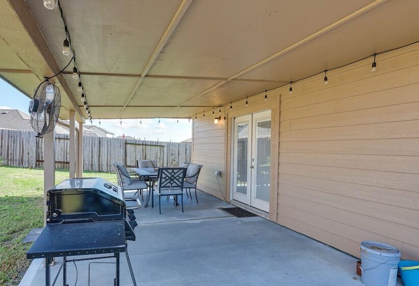 12 Mi To Beach: Texas Gulf Coast Home W/ Fire Pit