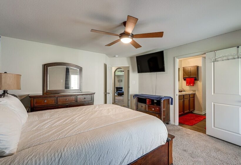 12 Mi To Beach: Texas Gulf Coast Home W/ Fire Pit