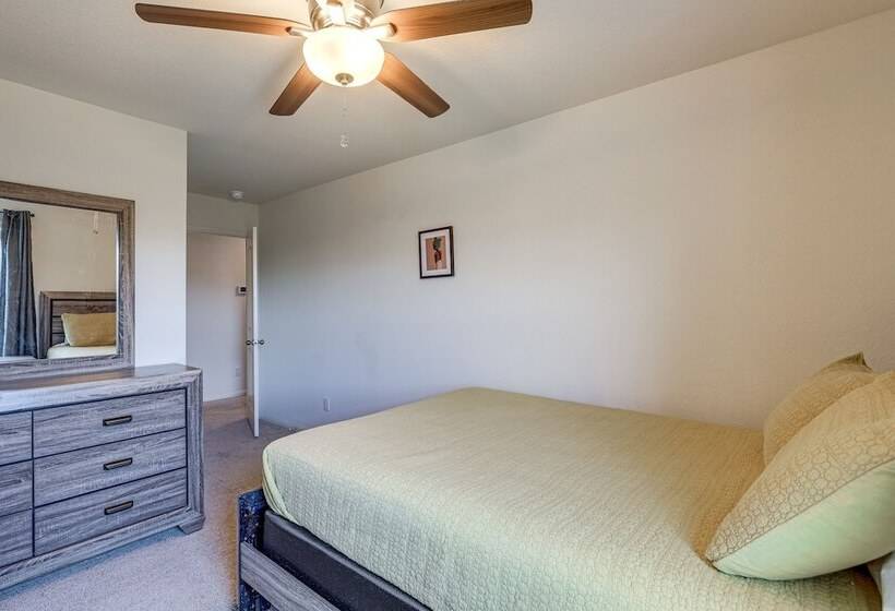 12 Mi To Beach: Texas Gulf Coast Home W/ Fire Pit