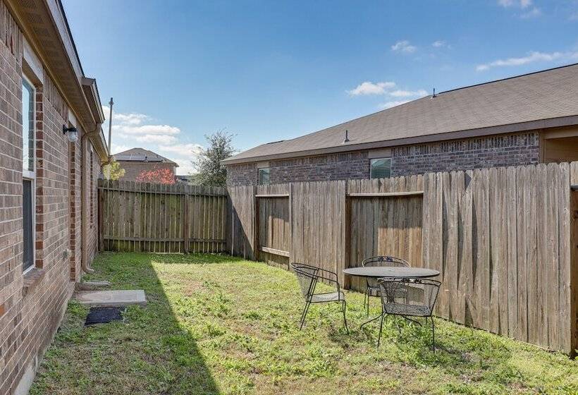 12 Mi To Beach: Texas Gulf Coast Home W/ Fire Pit