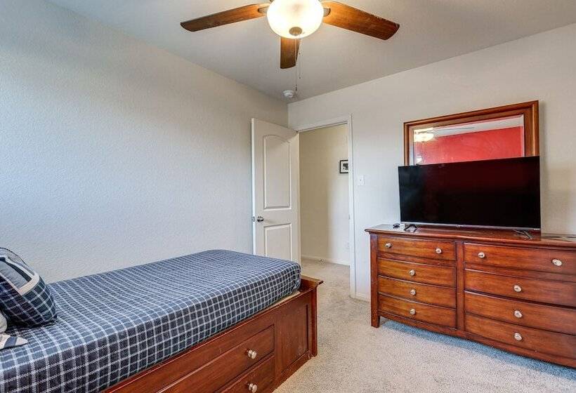 12 Mi To Beach: Texas Gulf Coast Home W/ Fire Pit