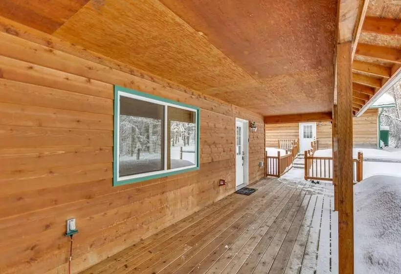 Wasilla  Spruce Moose  Cabin: Lakefront + Hot Tub!