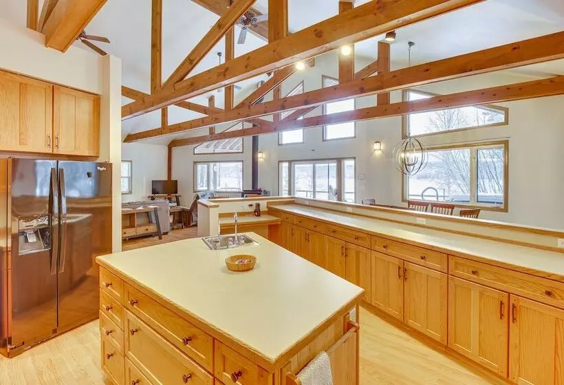 Wasilla  Spruce Moose  Cabin: Lakefront + Hot Tub!