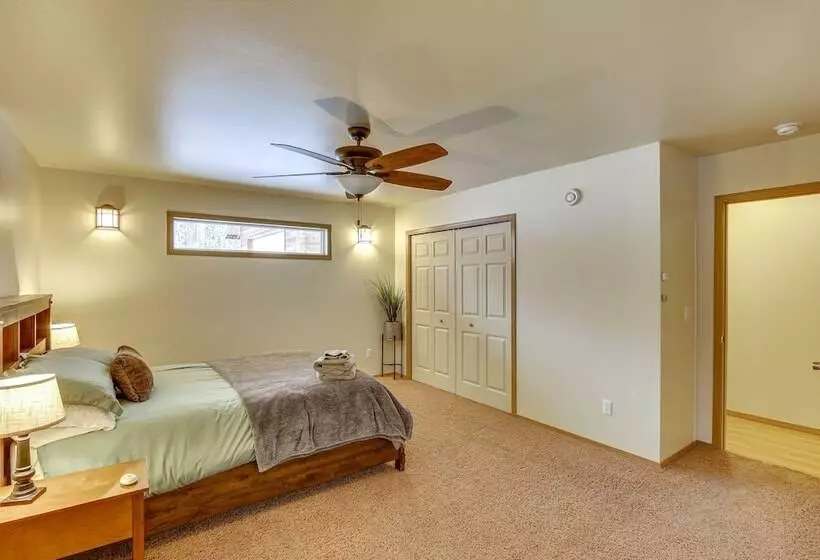 Wasilla  Spruce Moose  Cabin: Lakefront + Hot Tub!