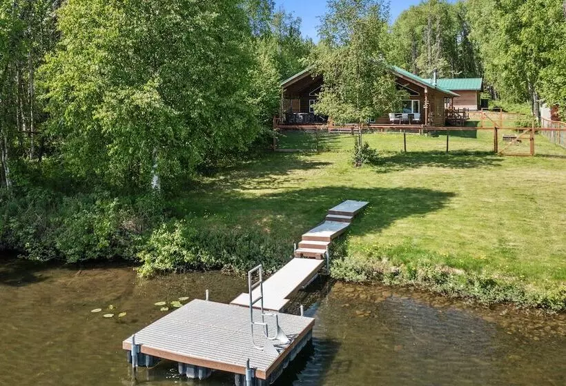 Wasilla  Spruce Moose  Cabin: Lakefront + Hot Tub!