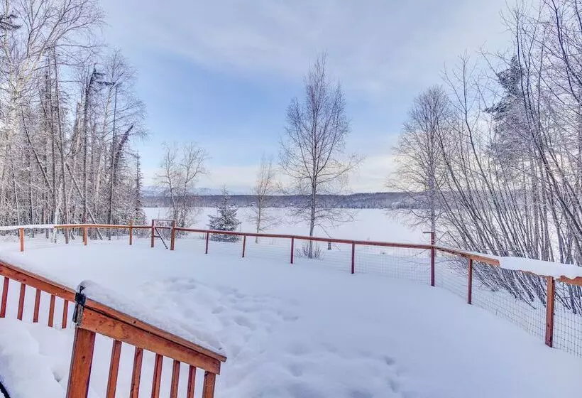 Wasilla  Spruce Moose  Cabin: Lakefront + Hot Tub!