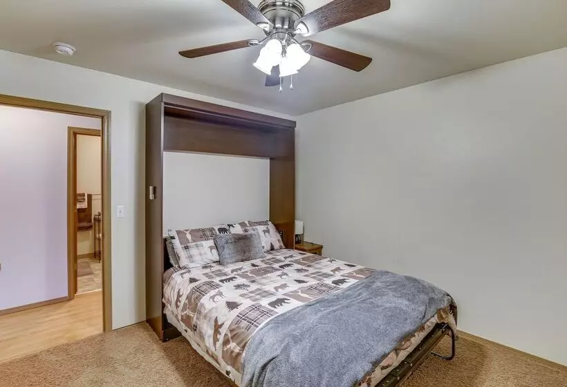 Wasilla  Spruce Moose  Cabin: Lakefront + Hot Tub!