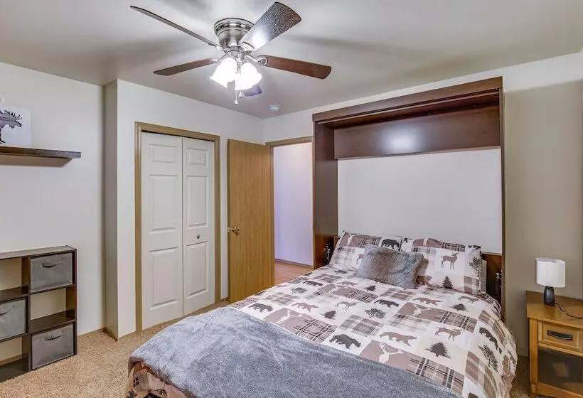 Wasilla  Spruce Moose  Cabin: Lakefront + Hot Tub!