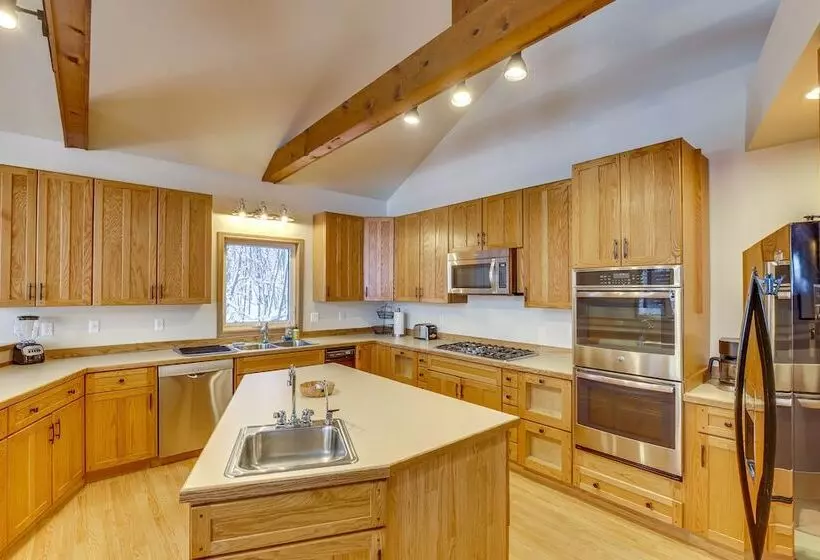 Wasilla  Spruce Moose  Cabin: Lakefront + Hot Tub!