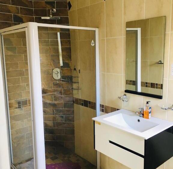 צימר Buxton Lodge Guesthouse