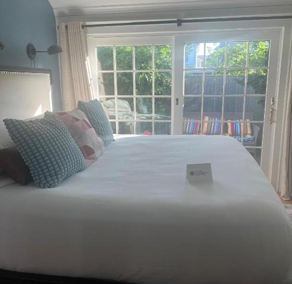 تختخواب و صبحانه The Ellery