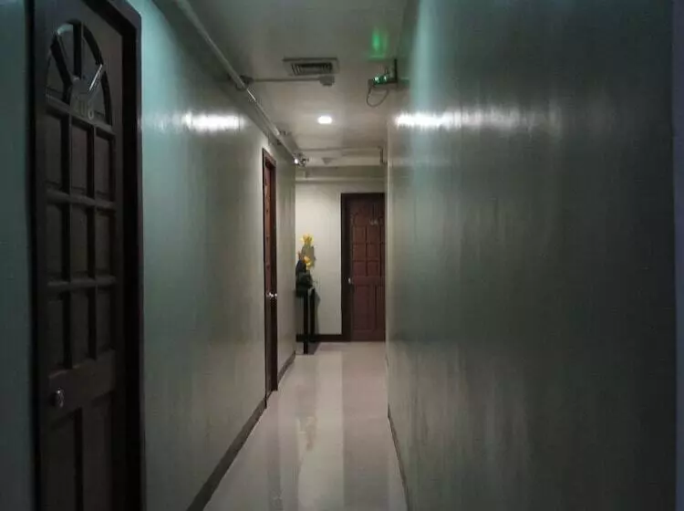 ペンション Iloilo Budget Inn  Jaro