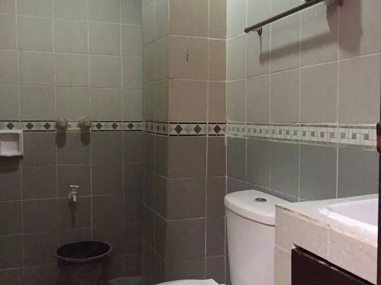 ペンション Iloilo Budget Inn  Jaro