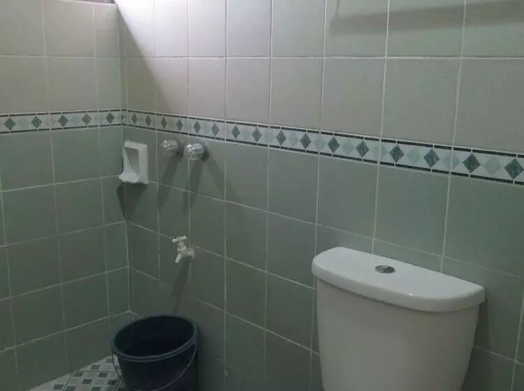 ペンション Iloilo Budget Inn  Jaro
