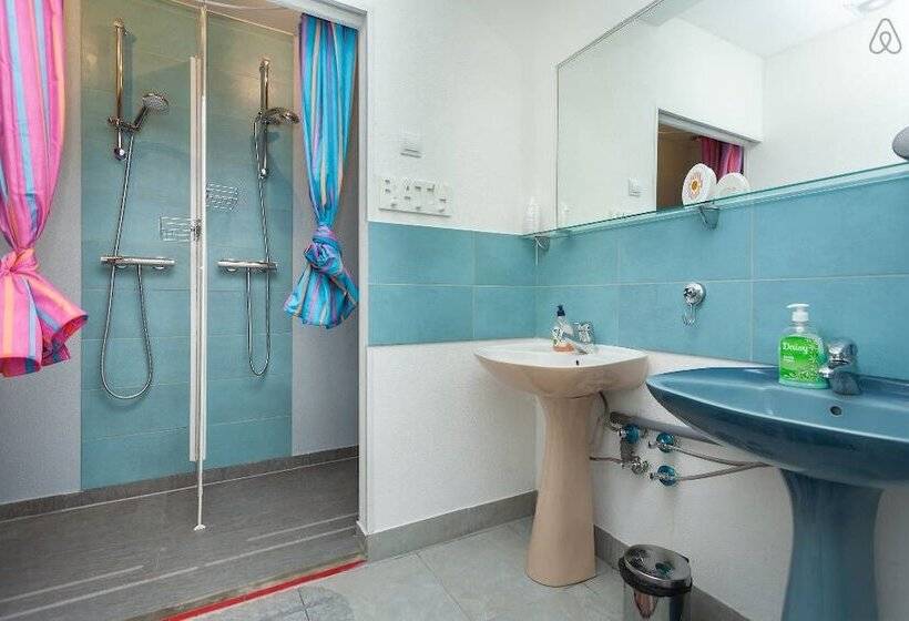 Roundabout Hostel   Hostel