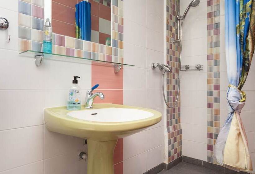 Roundabout Hostel   Hostel