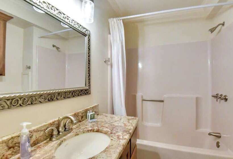 Buckhead Home W/ On Site Lake Oconee Access!