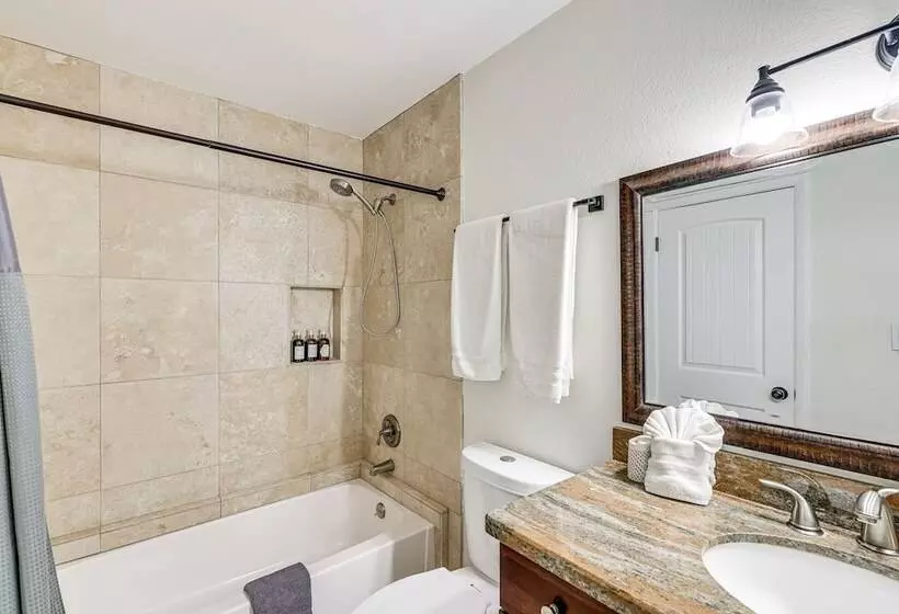 Pool & Putting Green: Central Scottsdale Home!