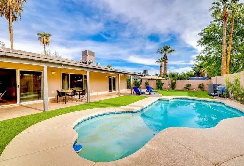 Pool & Putting Green: Central Scottsdale Home!