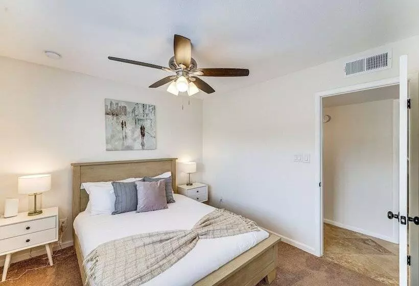 Pool & Putting Green: Central Scottsdale Home!