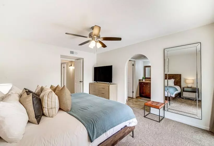 Pool & Putting Green: Central Scottsdale Home!