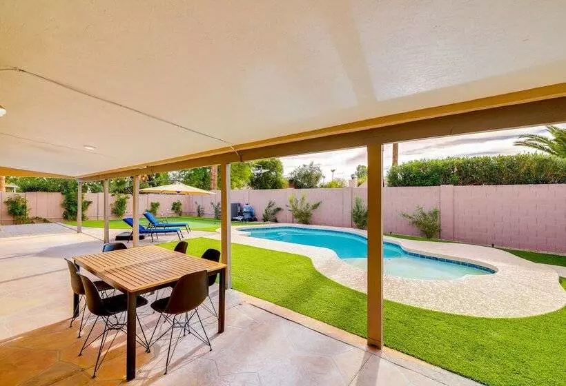 Pool & Putting Green: Central Scottsdale Home!